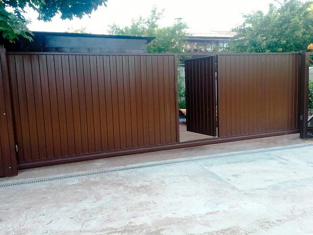 Откатные ворота из профнастила с калиткой внутри 5000х2000