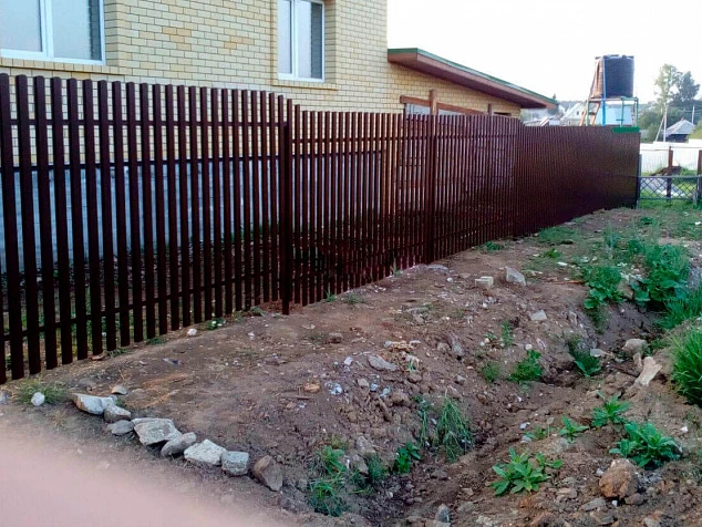 Забор из металлического штакетника на винтовых сваях ступенькой