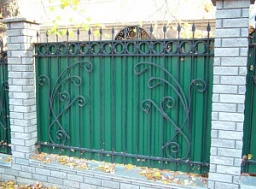 Забор из профлистов с ковкой